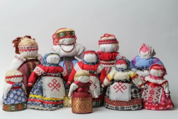  Muñecas sin rostros rusas de la región de Kursk.