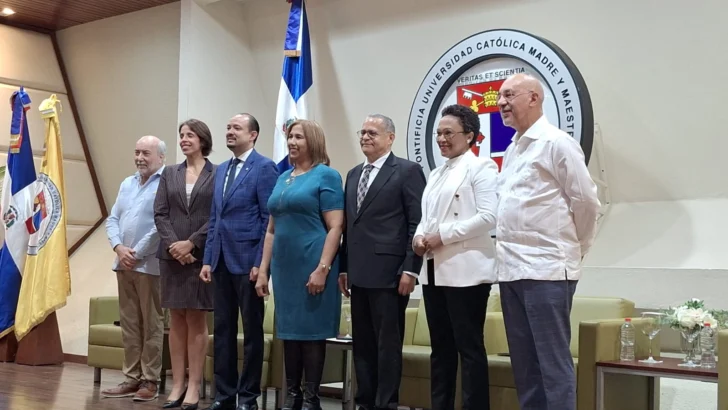 Periodistas y abogados debaten proyecto de ley de libertad de expresión y medios digitales en la PUCMM