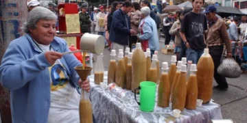  Preparando chicha en envases en la fiesta de la chicha en Santa Fe, Bogotá, Colombia.