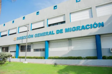 Detienen 28 extranjeros indocumentados durante operativos en establecimientos comerciales