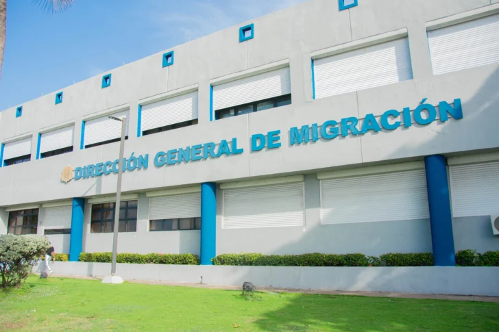 Detienen 28 extranjeros indocumentados durante operativos en establecimientos comerciales