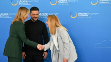Zelenski se reúne con enviado de EE. UU. al margen de la cumbre de Roma sobre la reconstrucción de Ucrania