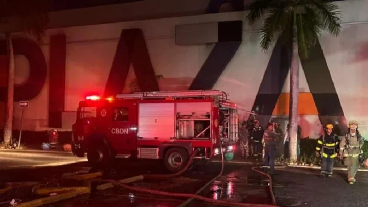 Se registra incendio en un establecimiento de Plaza Duarte