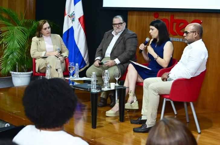 Segundo-panel-Construyendo-credibilidad-en-un-mundo-conectado-728x482 Segundo-panel-Construyendo-credibilidad-en-un-mundo-conectado-728x482