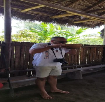  Tomando chicha en el ritual de la toma grupal a inicio del día en la amazonia del Ecuador. 2023