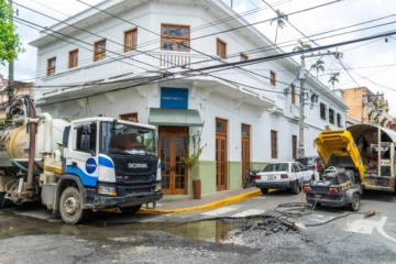 La CAASD repara tubería de aguas residuales en la Ciudad Colonial La CAASD repara tubería de aguas residuales en la Ciudad Colonial