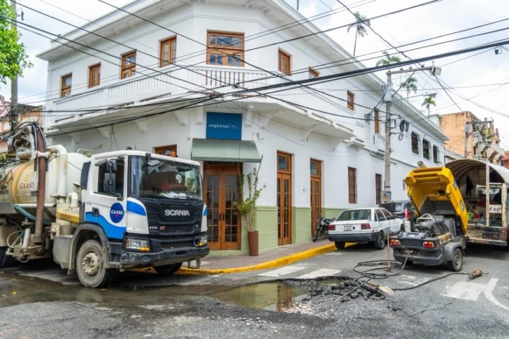 La CAASD repara tubería de aguas residuales en la Ciudad Colonial