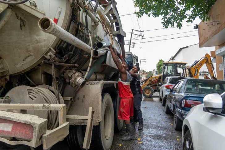 La CAASD repara tubería de aguas residuales en la Ciudad Colonial