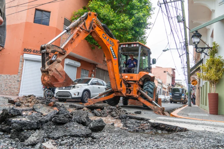La CAASD repara tubería de aguas residuales en la Ciudad Colonial