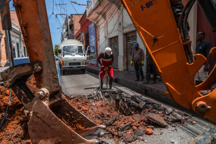 La CAASD repara tubería de aguas residuales en la Ciudad Colonial
