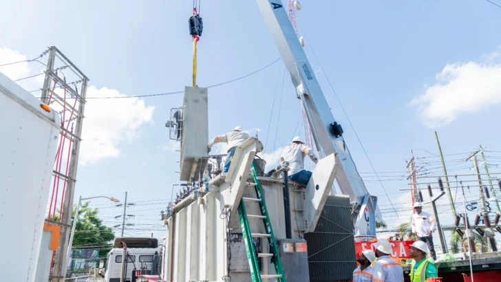 Edesur instala transformador de mayor potencia para evitar sobrecarga Edesur instala transformador de mayor potencia para evitar sobrecarga