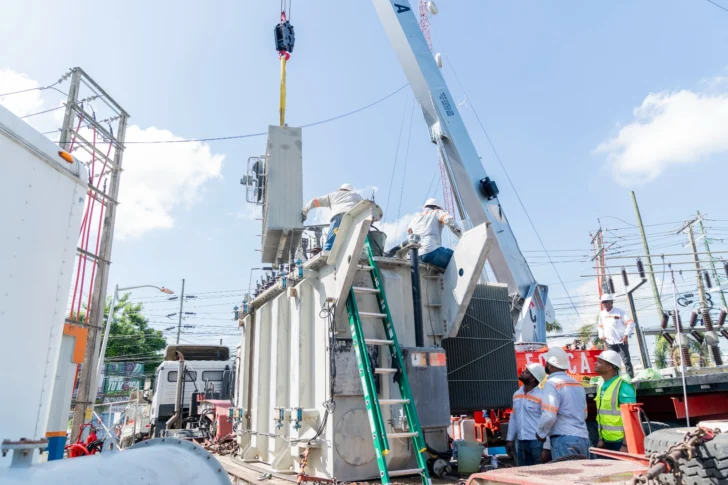 Edesur instala transformador de mayor potencia para evitar sobrecarga