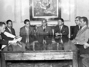 Conspiración militar y reuniones de profesionales