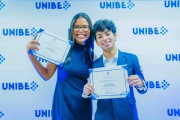 Unibe y Fundación Hazoury otorgan 17 becas completas a estudiantes sobresalientes