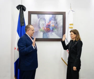 Raquel Peña juramenta a Magín Díaz como ministro de Hacienda