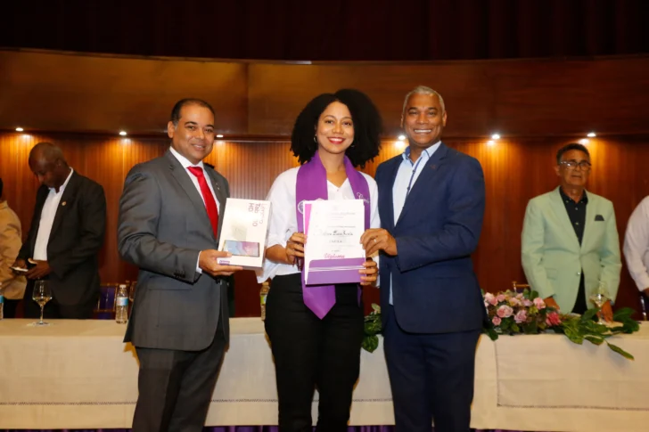 UASD celebra XIV Graduación de Cursos Extracurriculares de la Escuela de Idiomas