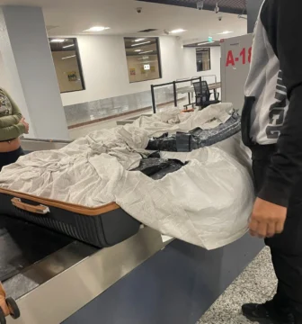DNCD detiene extranjera con dos maletas llenas de presunta marihuana en el AILA