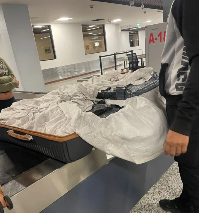 DNCD detiene extranjera con dos maletas llenas de presunta marihuana en el AILA DNCD detiene extranjera con dos maletas llenas de presunta marihuana en el AILA
