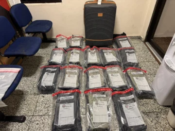 DNCD detiene extranjera con dos maletas llenas de presunta marihuana en el AILA