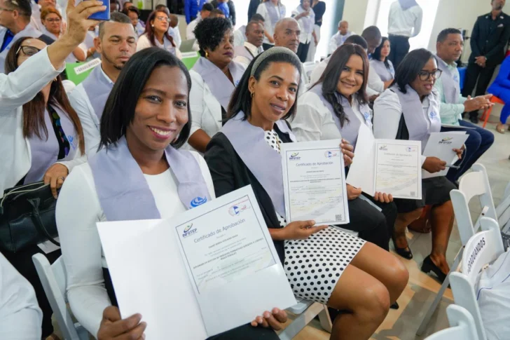 INFOTEP entrega certificados a 230 dirigentes de la ADP INFOTEP entrega certificados a 230 dirigentes de la ADP