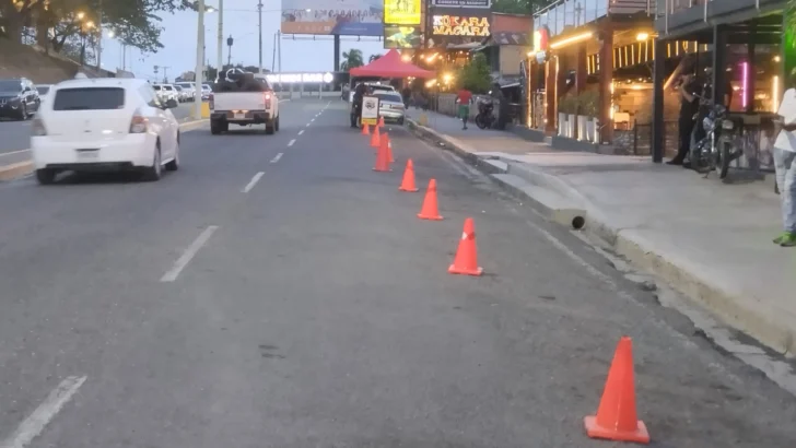 Marcan como propiedad privada los espacios públicos a punta de conos color mamey Marcan como propiedad privada los espacios públicos a punta de conos color mamey