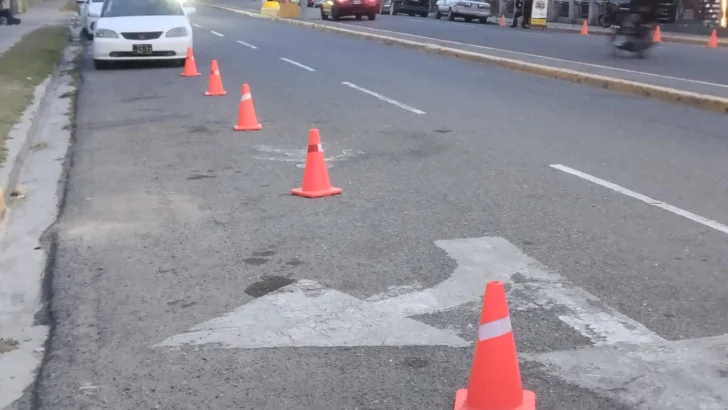 Marcan como propiedad privada los espacios públicos a punta de conos color mamey Marcan como propiedad privada los espacios públicos a punta de conos color mamey