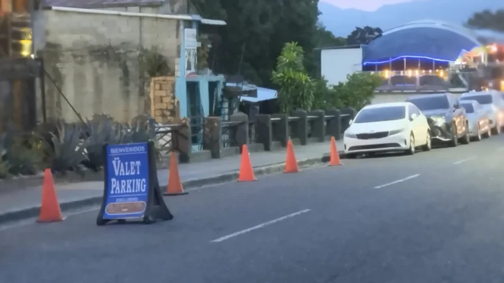 Marcan como propiedad privada los espacios públicos a punta de conos color mamey Marcan como propiedad privada los espacios públicos a punta de conos color mamey