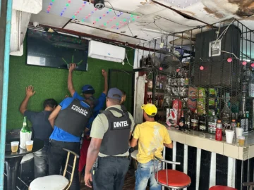 Incautan cigarrillos, celulares y otros artículos en allanamiento a comercio en La Romana