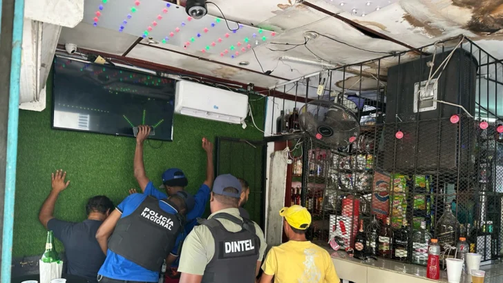 Incautan cigarrillos, celulares y otros artículos en allanamiento a comercio en La Romana Incautan cigarrillos, celulares y otros artículos en allanamiento a comercio en La Romana