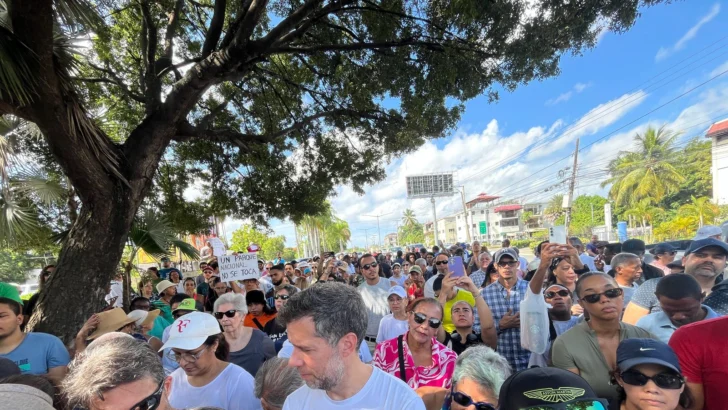 “El Botánico no se toca”: cadena humana rodea el Jardín Botánico en defensa de áreas verdes