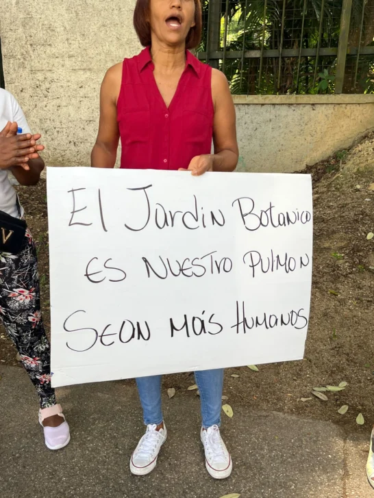“El Botánico no se toca”: cadena humana rodea el Jardín Botánico en defensa de áreas verdes
