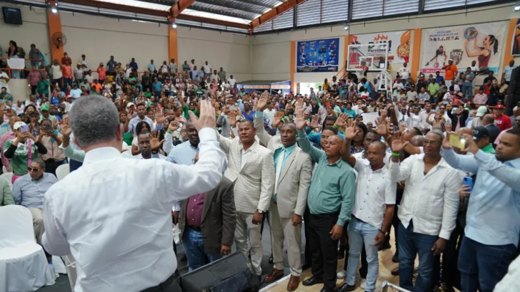 Leonel juramenta en la FP a regidores y más dirigentes del PLD, PRM y otras organizaciones Leonel juramenta en la FP a regidores y más dirigentes del PLD, PRM y otras organizaciones