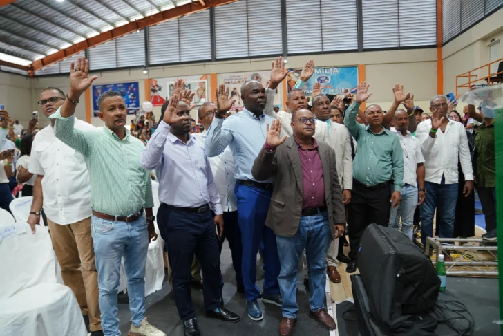 Leonel juramenta en la FP a regidores y más dirigentes del PLD, PRM y otras organizaciones Leonel juramenta en la FP a regidores y más dirigentes del PLD, PRM y otras organizaciones