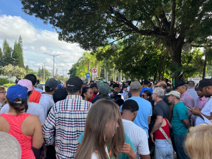 “El Botánico no se toca”: cadena humana rodea el Jardín Botánico en defensa de áreas verdes