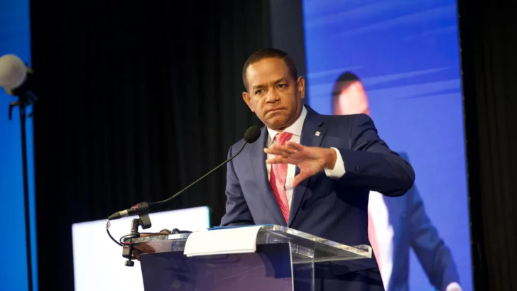 Julio César Valentín llama a aseguradoras a responder con prontitud reclamos de sus clientes