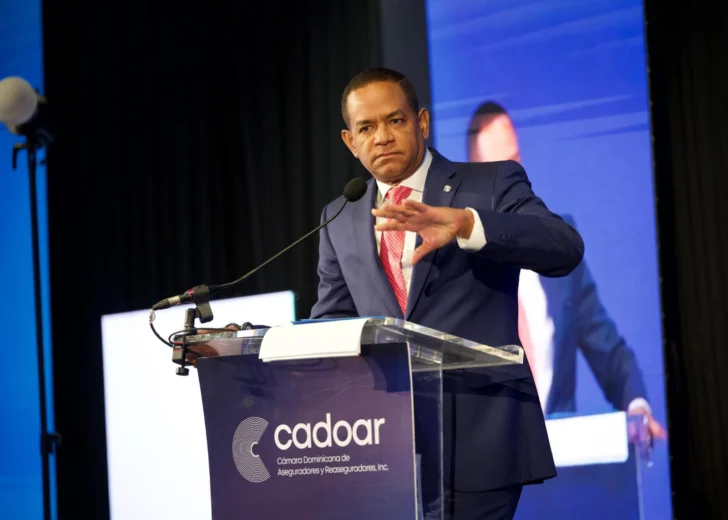 Julio César Valentín llama a aseguradoras a responder con prontitud reclamos de sus clientes