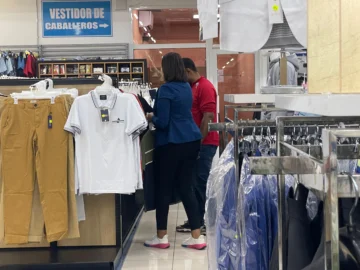 Escaso movimiento de compradores en tiendas pese a ofertas previo al Día de los Padres