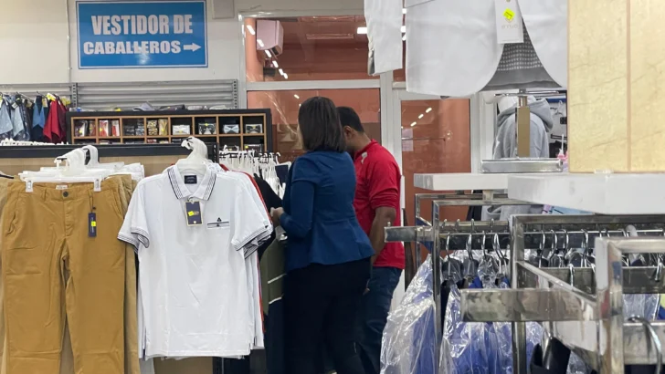 Escaso movimiento de compradores en tiendas pese a ofertas previo al Día de los Padres