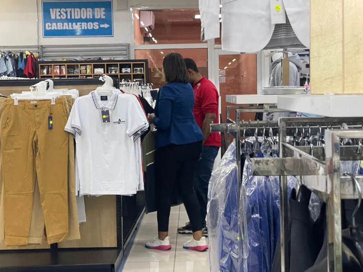 Escaso movimiento de compradores en tiendas pese a ofertas previo al Día de los Padres