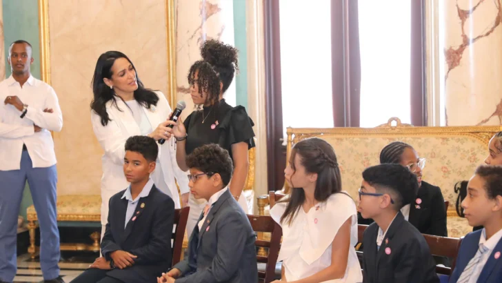 Abinader recibe estudiantes destacados, hijos de dominicanos residentes en el exterior