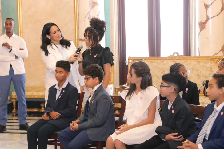 Abinader recibe estudiantes destacados, hijos de dominicanos residentes en el exterior