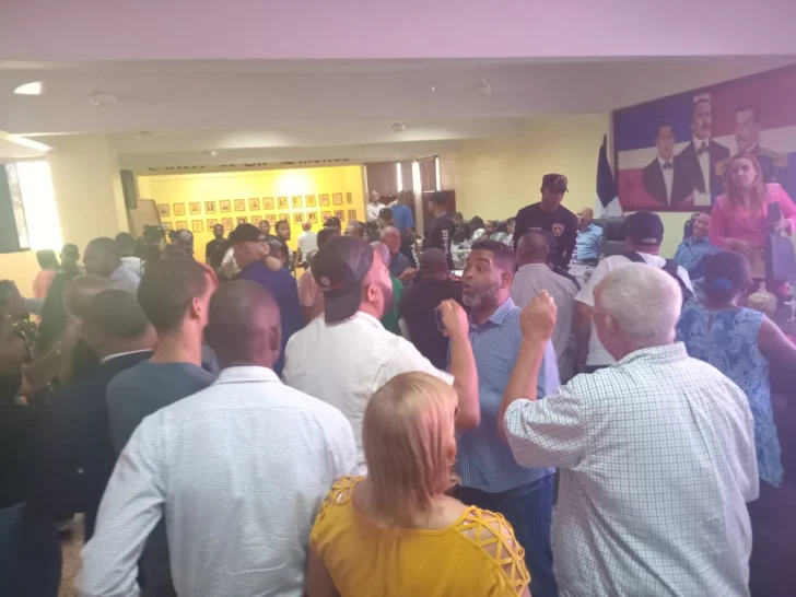 Aprueban estación de gasolina en la avenida Fabio Herrera de Baní, pese a rechazos Aprueban estación de gasolina en la avenida Fabio Herrera de Baní, pese a rechazos