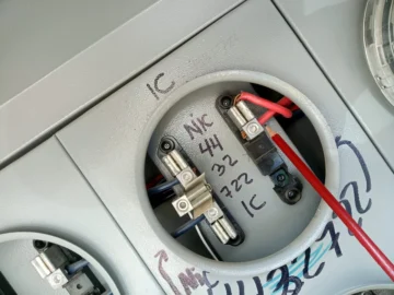 Edeeste detecta conexiones ilegales en residenciales de Ciudad Juan Bosch