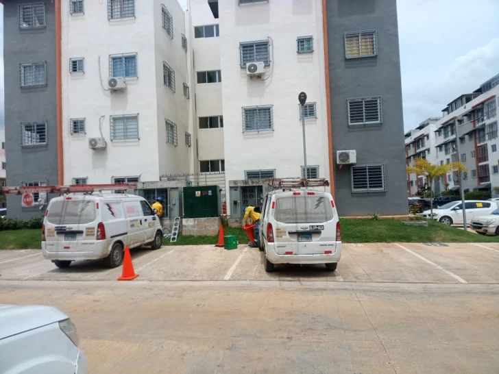 Edeeste detecta conexiones ilegales en residenciales de Ciudad Juan Bosch