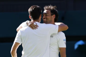  El español Carlos Alcaraz de España abraza al italiano Fabio Fognini de Italia después de ganar el partido de la primera ronda de Wimbledon, Reino Unido. EFE/EPA/TOLGA AKMEN