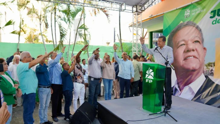 Leonel juramenta en la Fuerza del Pueblo a nuevos dirigentes