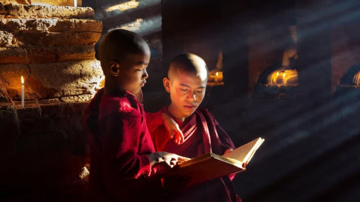 Cómo es el complejo ritual de los budistas tibetanos para encontrar al sucesor del Dalai Lama (y por qué podría desatar un conflicto con China)