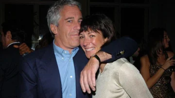 Ghislaine Maxwell, la mujer condenada a 20 años de prisión por tráfico sexual de menores a la que la Fiscalía de EE.UU. quiere volver a interrogar por el caso de Jeffrey Epstein