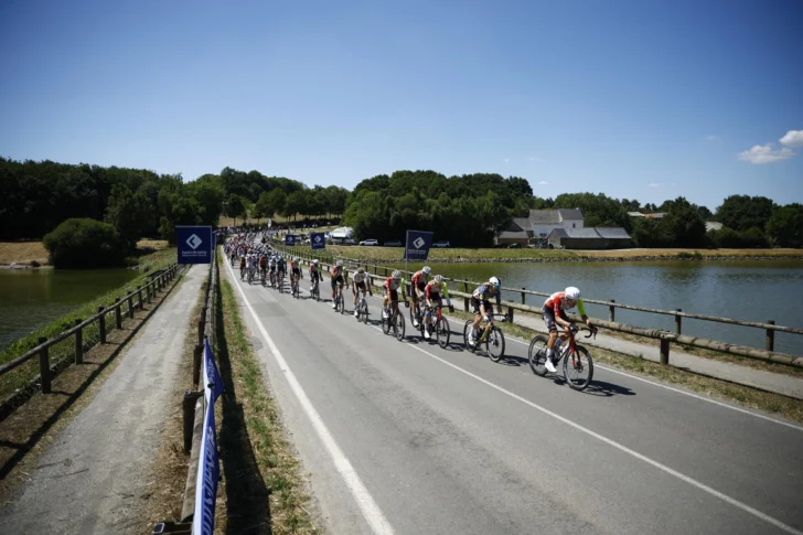 El Tour vela armas para su última semana de tres duras jornadas de montaña