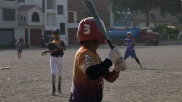Cómo los niños migrantes venezolanos en Perú están utilizando el béisbol para reconectarse con su país